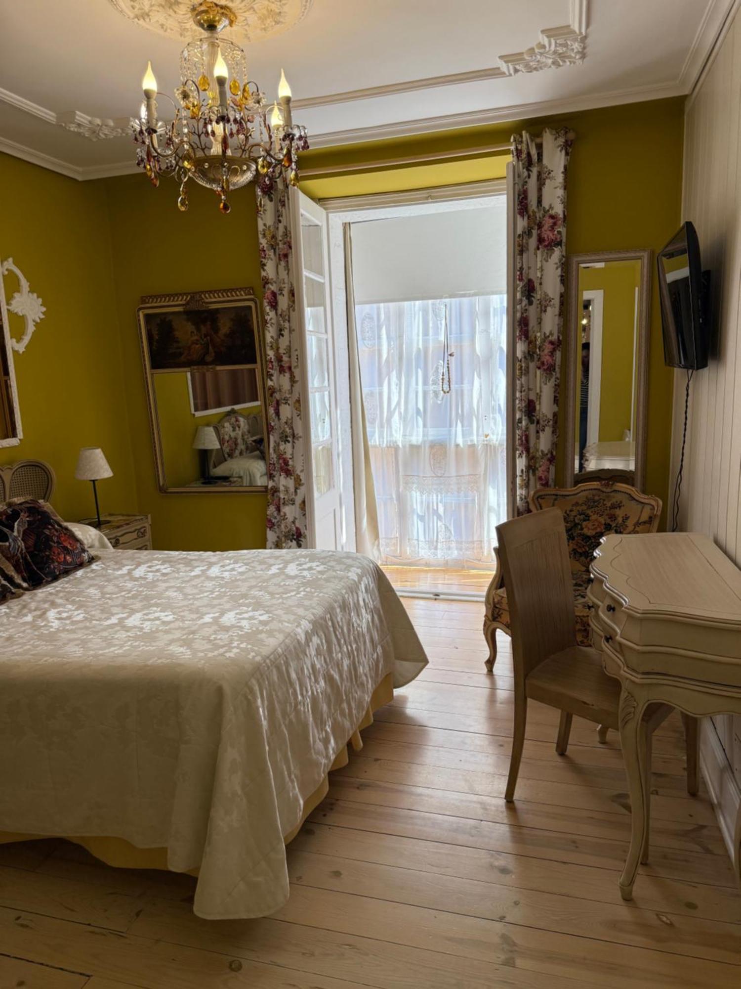 Hostal Boutique Puerta Del Sol Torrelavega Eksteriør bilde